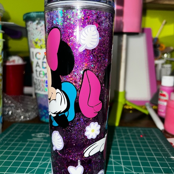 Minnie Mouse 20 oz Snow Globe - Picture 4 of 6